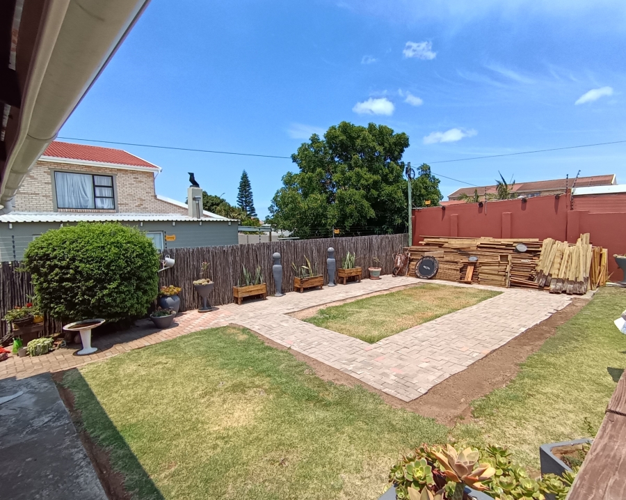 4 Bedroom Property for Sale in Wavecrest Eastern Cape